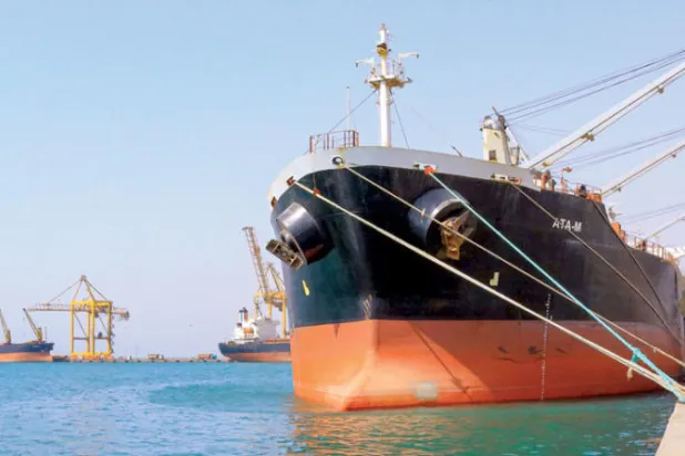 إحدى السفن أفرغت حمولتها في ميناء الحديدة (أ.ف.ب)