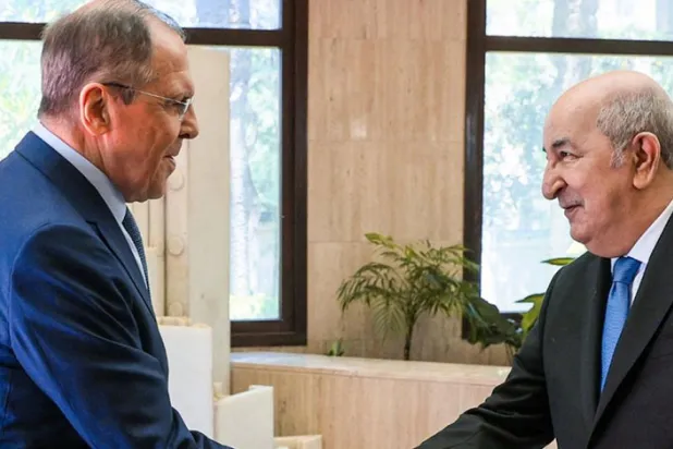 Cezayir Cumhurbaşkanı Abdulmecid Tebbune ve Rusya Dışişleri Bakanı Sergey Lavrov (AFP)
