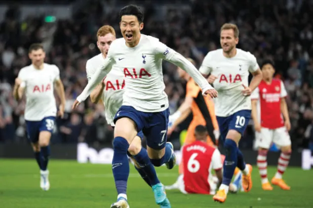 سون وفرحة هدفه الذي اختتم به ثلاثية توتنهام في شباك آرسنال (أ.ب)