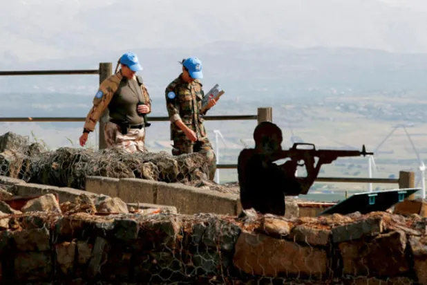 عنصران من «القوات الدولية لفك الاشتباك» أمس في الجولان السوري الذي تحتله إسرائيل منذ عام 1967 (أ.ف.ب)