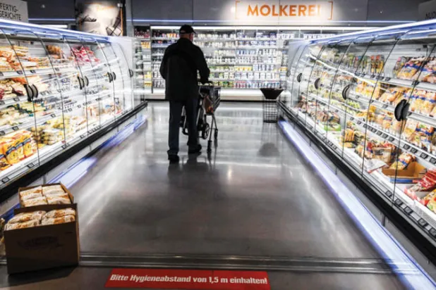 ارتفاع الأسعار دفع غالبية الألمان إلى تغيير سلوك استهلاكهم بدرجات متفاوتة (أ.ف.ب)