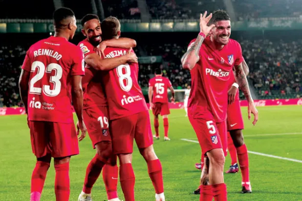 أتلتيكو مدريد بعد ضمانه التأهل لدوري أبطال أوروبا (أ.ف.ب)