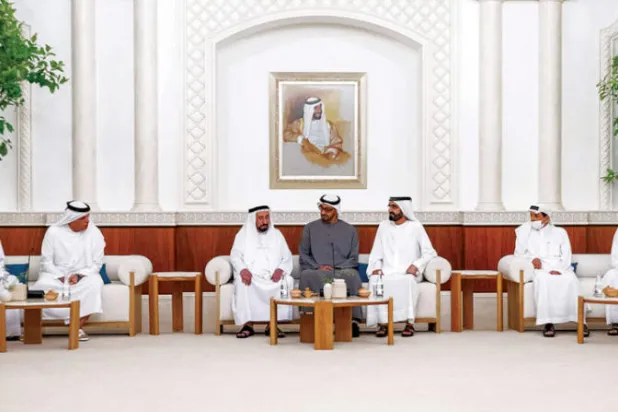 أعضاء المجلس الأعلى للاتحاد في الإمارات بعد انتخاب الشيخ محمد بن زايد رئيساً للبلاد أمس (أ.ف.ب)