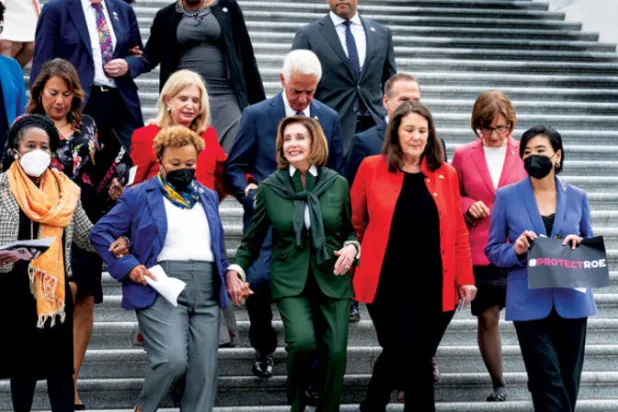 نانسي بيلوسي مع مجموعة من أعضاء مجلس النواب بعد تسريب «مسودة رأي» حول حق الإجهاض (أ.ب)