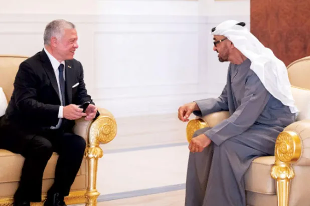 الملك عبد الله الثاني بن الحسين العاهل الأردني لدى تقديمه واجب العزاء للشيخ محمد بن زايد (وام)