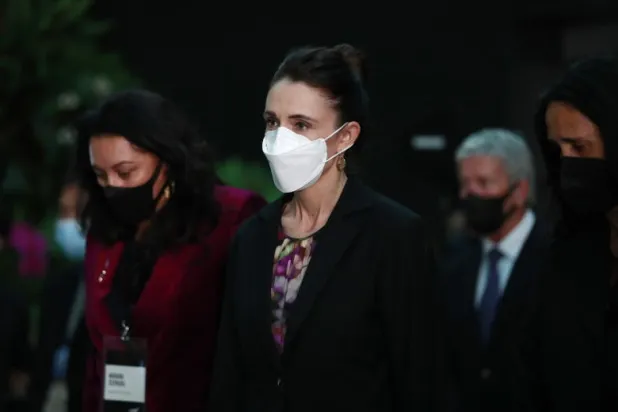 رئيسة وزراء نيوزيلندا جاسيندا أرديرن ترتدي قناعاً واقياً (إ.ب.أ)