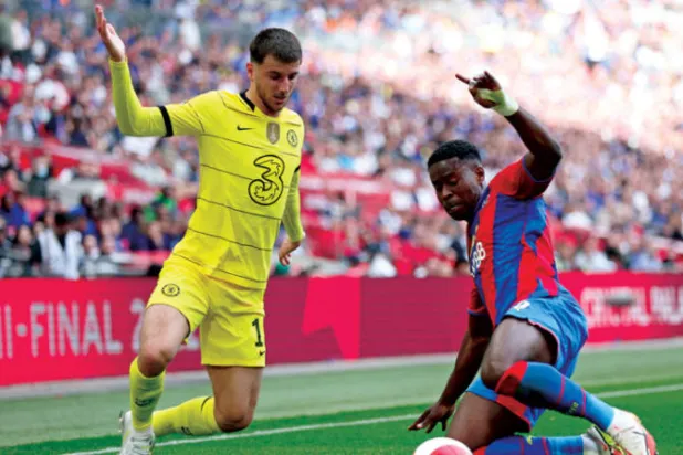 مارك غويهي (يمين) أحد اللاعبين الصاعدين الذين قدموا مستويات جيدة مع بالاس هذا الموسم (أ.ب)