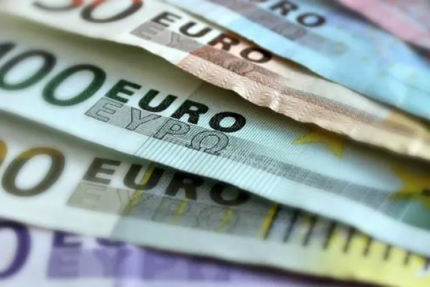 للمرة الأولى منذ عقدين... اليورو يقترب من التساوي مع الدولار