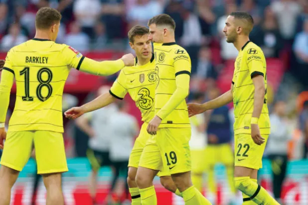 لاعبو تشيلسي يواسون زميلهم ماونت بعد إهداره ركلة ترجيح (رويترز)