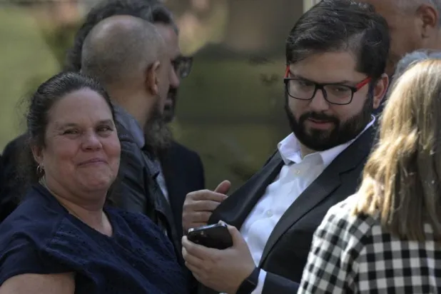 الرئيس التشيلي غابريال بوريك مع وزيرة الدفاع مايا فرنانديز (أ.ف.ب)