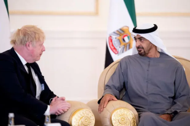 الشيخ محمد بن زايد مستقبلاً رئيس وزراء برطانيا بوريس جونسون (وام)