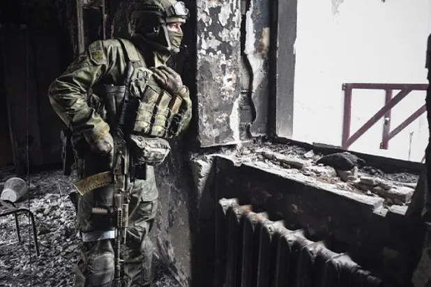 Ukrayna'nın Mariupol kentindeki bir Rus askeri (AFP)