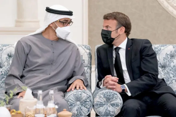 الشيخ محمد بن زايد مستقبلاً ماكرون في أبوظبي أمس (وام)