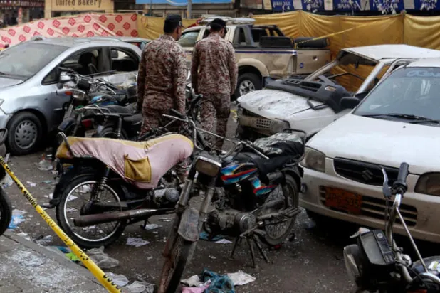 تفجير إرهابي وقع في سوق صدر بمدينة كراتشي الباكستانية الخميس الماضي (أ.ب)