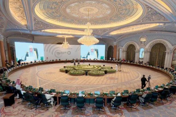 الجلسة الختامية لمنتدى القيم الدينية المشتركة ويبدو الحضور الكثيف من القيادات الدينية حول العالم... ومحمد العيسى يلقي كلمته في اختتام أعمال المنتدى في الرياض أمس (الشرق الأوسط)