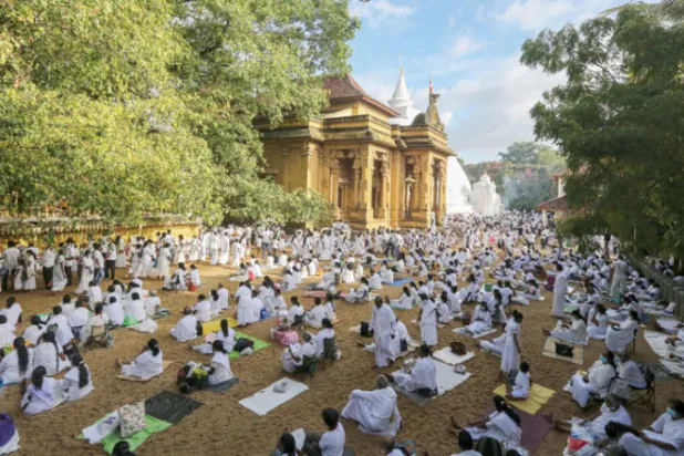 بوذيون يحتفلون بعيد «فيساك» في معبد بضواحي كولومبو أمس (إ.ب.أ)