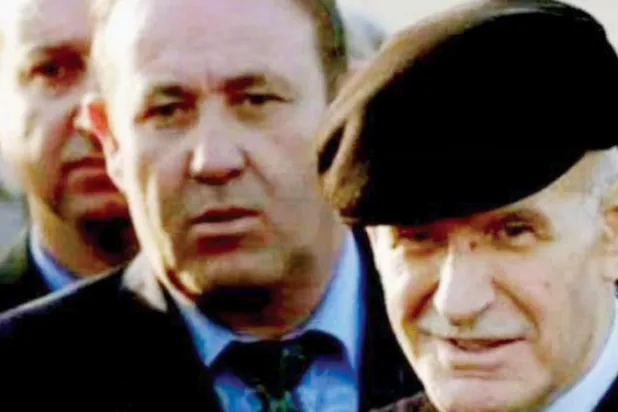 صورة متداولة لشاليش (يسار) المقرب من حافظ الأسد في التسعينات ثم من ابنه بشار الأسد قبل إقالته عام 2019