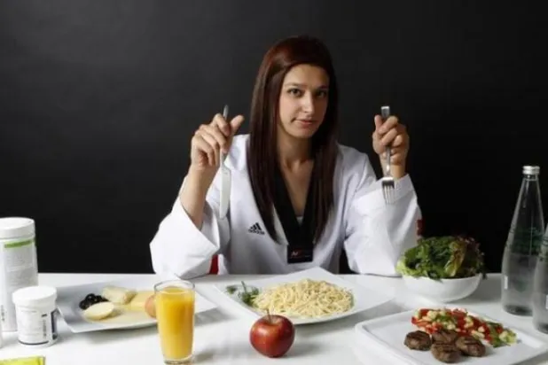 كل مرحلة عمرية لها نظام غذائي خاص بها (رويترز)