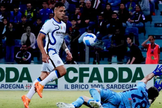 مارتينيز يسجل هدفه الثاني والثالث لإنتر في مرمى كالياري ليؤجل حسم اللقب (د.ب.أ)