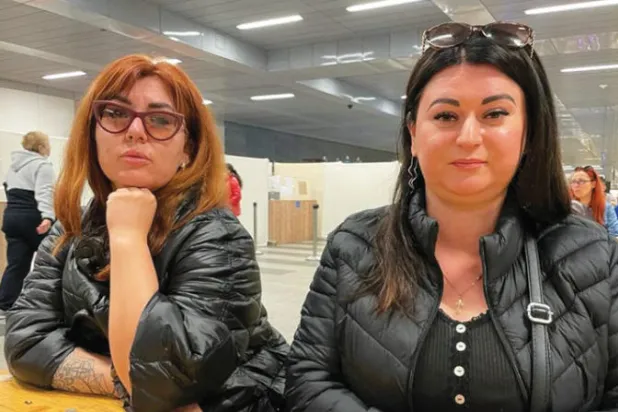 إيرينا كوفالينكو (يمين) مشت 3 أيام من كييف إلى بولندا (الشرق الأوسط)