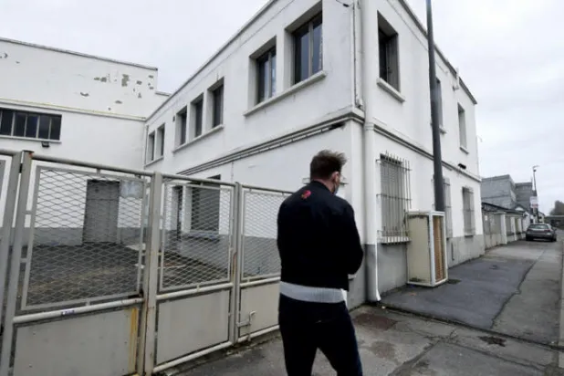 مسجد بوفيه بشمال فرنسا ديسمبر 2021، بعد أن أمرت السلطات بإغلاقه لمدة ستة أشهر بسبب الطبيعة المتطرفة لخطب إمامه التي كانت تحض على الكراهية والعنف (أف.ب)