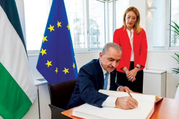 اشتية يوقع في سجل زوار البرلمان الأوروبي في بروكسل بحضور رئيسة البرلمان الاسبوع الماضي (د.ب.أ)