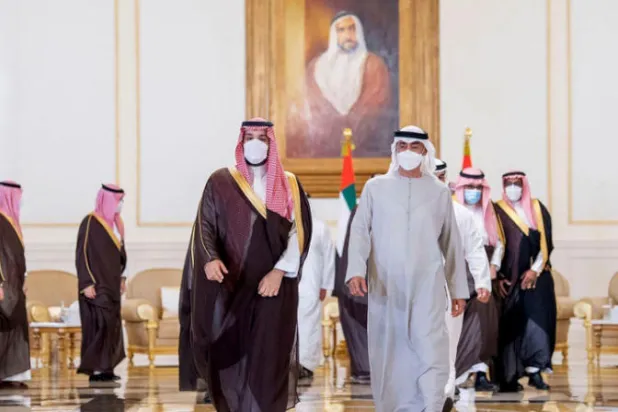 الأمير محمد بن سلمان والشيخ محمد بن زايد في أبوظبي أمس (واس)