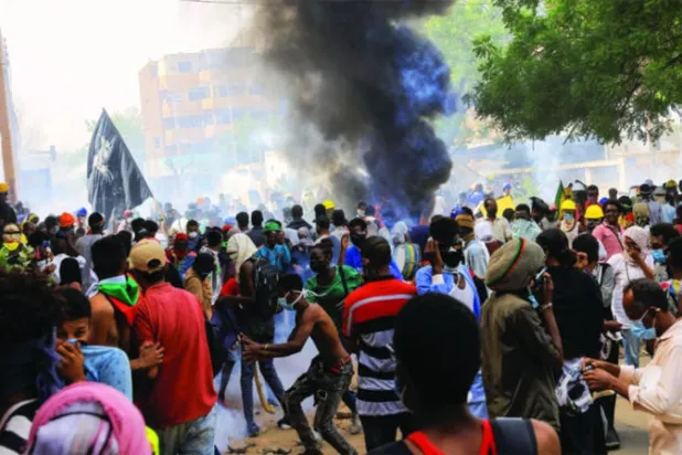 جانب من الاحتجاجات المطالبة بالحكم المدني في السودان (رويترز)
