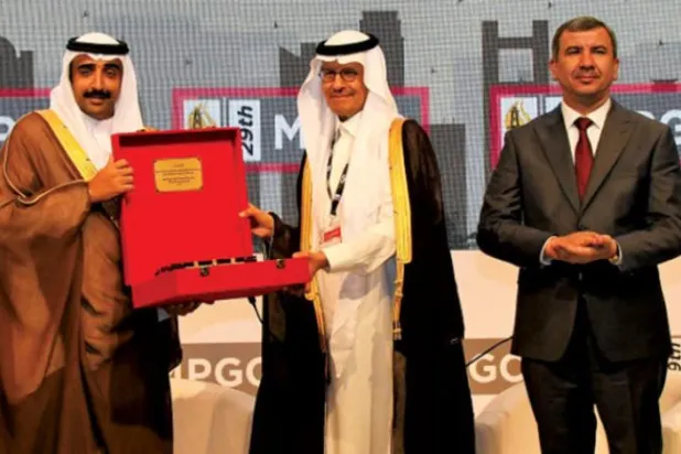 Prens Abdulaziz bin Selman, Şeyh Muhammed bin Halife’den ödül alırken (Şarku’l Avsat)