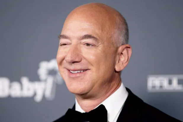 انتقد البيت الأبيض جيف بيزوس الذي هاجم عبر موقع «تويتر» السياسات المالية والاقتصادية لإدارة الرئيس جو بايدن (أ.ف.ب)