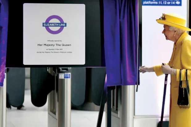 ملكة بريطانيا تزيح الستار عن لوحة تذكارية لاستكمال خط إليزابيث في محطة بادينغتون بلندن (رويترز)