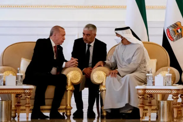 الشيخ محمد بن زايد مستقبلاً رجب طيب إردوغان في العاصمة أبوظبي أمس (وام)