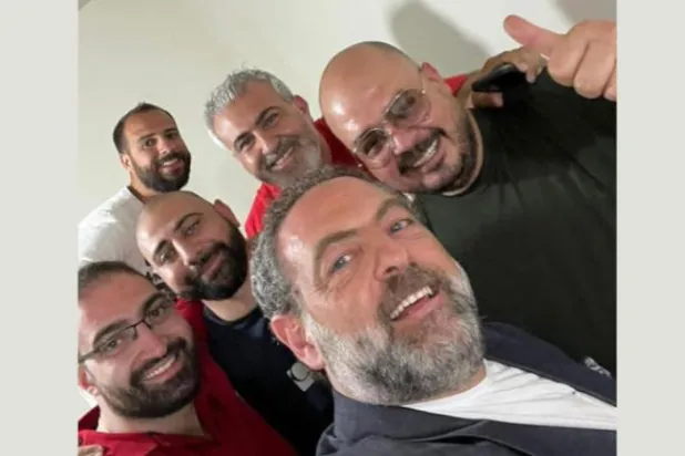 Lübnan Kuvvetleri’nin adaylarından İlyas İstefan arkadaşlarıyla zaferini kutluyor. (Şarku’l Avsat)  