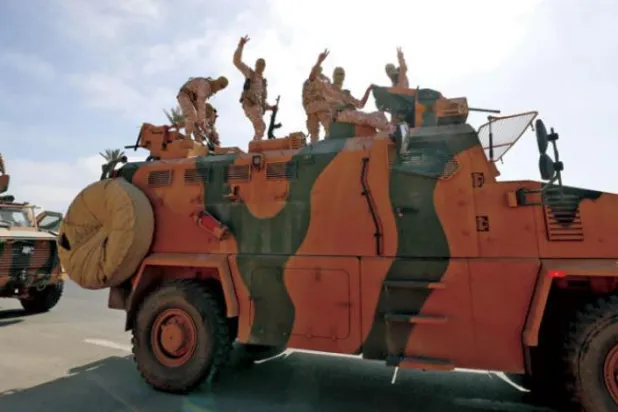 دبیبہ حکومت کی وفادار فورسز کو کل باشاغا حکومت کو طرابلس سے نکالنے میں کامیابی کے بعد فتح کا نشان بلند کرتے ہوئے دیکھا جا سکتا ہے (اے ایف پی)