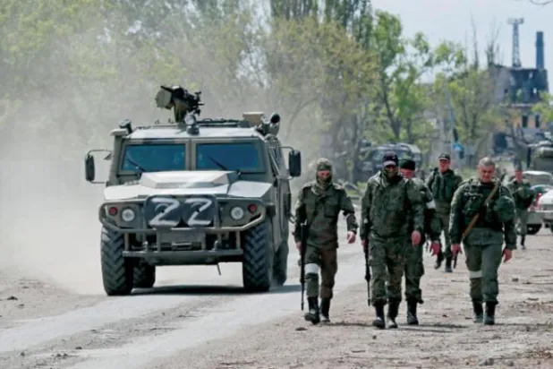 Mariupol’daki Rus askerleri (Reuters)