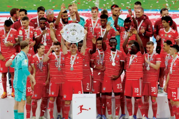 بايرن فاز بلقب الدوري الألماني للمرة العاشرة على التوالي وبلغ نصف نهائي دور الأبطال مرتين فقط خلال 6 مواسم (رويترز)