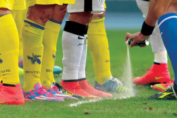 الرذاذ المتلاشي أنهى إضاعة اللاعبين للوقت أثناء تنفيذ الركلات الحرة (غيتي)