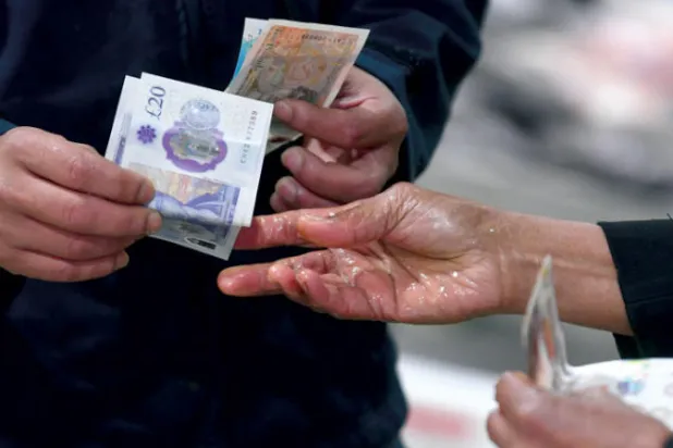 فئات نقدية للعملة البريطانية في سوق الأسماك بالعاصمة لندن (إ.ب.أ)