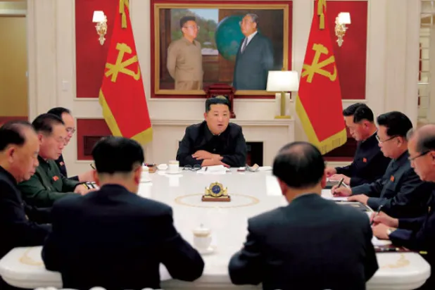 الزعيم الكوري الشمالي كيم جونغ أون خلال اجتماع مع قادة حزب العمل الحاكم أول من أمس (أ.ب)