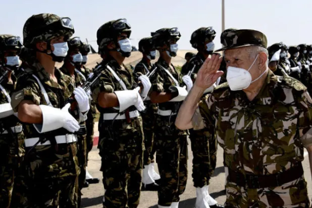 قائد الجيش أثناء زيارته منشأة عسكرية بشرق البلاد (وزارة الدفاع)