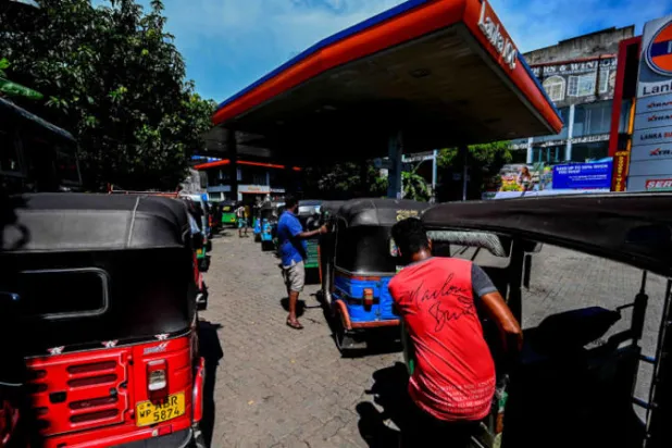 اصطفاف على البنزين في محطة وقود بالعاصمة كولومبو - أ ف ب