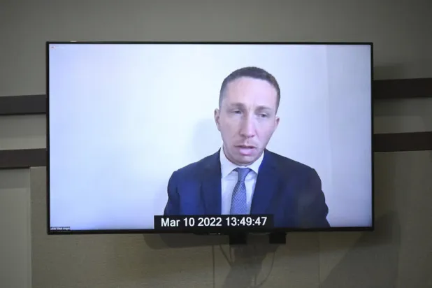 تيلت رايت صديق أمبر هيرد يظهر على شاشة خلال إدلائه بشهادته داخل المحكمة بفيرجينيا (أ.ب)