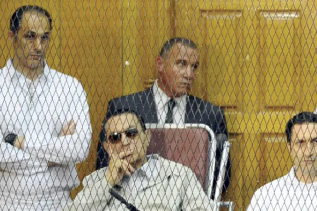 مبارك ونجلاه أمام محكمة مصرية في سبتمبر 2013 (أ.ب)