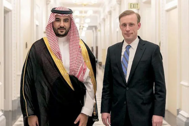 نائب وزير الدفاع السعودي خلال لقائه مستشار الأمن القومي الأميركي في واشنطن أمس (واس)