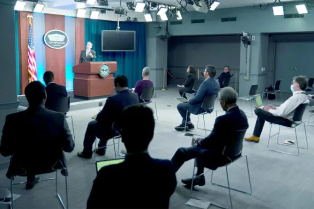 الناطق باسم «البنتاغون» جون كيربي خلال مؤتمره الصحافي بمقر وزارة الدفاع الأميركية أول من أمس (أ.ب)