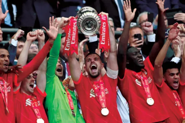 لاعبو ليفربول وكأس إنجلترا بعد تخطي تشيلسي بركلات الترجيح (إ.ب.أ)