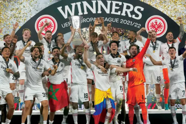 لاعبو إنتراخت على منصة التتويج يحتفلون بكأس «يوروبا ليغ» (أ.ب)