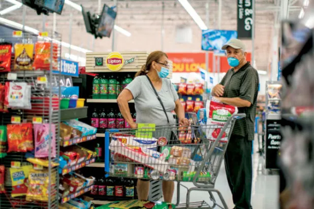 متسوقون في أحد محال التجزئة في ولاية نيوجيرسي الأميركية (رويترز)