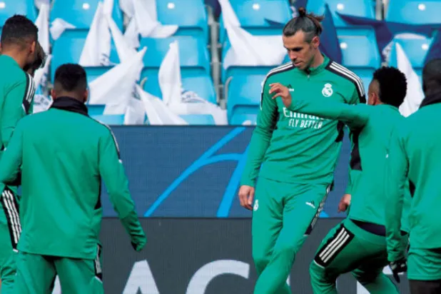 غاريث بيل وسط لاعبي الريال في مباراته الأخيرة (أ.ب)