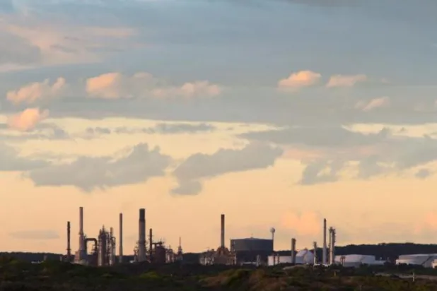 Sidney'in güneyindeki Cornell banliyösünde bir petrol rafinerisi (Reuters)
